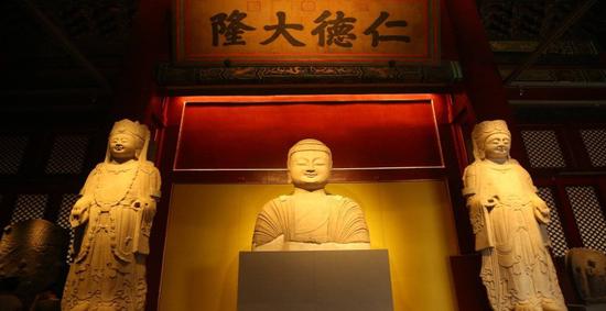 因體積過大暴露在室外的珍貴造像如今陳設(shè)入館內(nèi),感覺完全不同