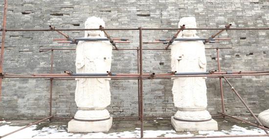 因體積過大暴露在室外的珍貴造像如今陳設(shè)入館內(nèi),感覺完全不同
